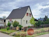 Teilmodernisiertes Einfamilienhaus mit überdachter Terrasse, Nebengelass, Garage + großem Grundstück - Petersberg (Sachsen-Anhalt)