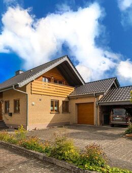 SEHR GEPFLEGTES EFH MIT PV INKL. SPEICHER, KACHELOFEN, WINTERGARTEN, GARAGE UND CARPORT - Salzkotten