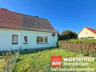 DOPPELHAUSHÄLFTE IN RUHIGER SIEDLUNG MIT NEBENGEBÄUDE + GARAGE UND GROSSEM GRUNDSTÜCK - Grimmen