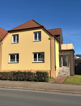 Wohn- und Geschäftshaus 1 Wohnung über 2 Ebenen, 1 Reihenendhaus, 1 Gewerbeeinheit, 7 Stellplätze und Carport - Bergkamen