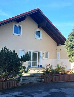 Großzügiges Haus aus 1990, 3 Wohnungen mit ca. 396 m² Wohnfläche, Indoor-Pool, 3 Garagen und Carport und 1190m² Grundstück in Irchenrieth zu verkaufen - Irchenrieth