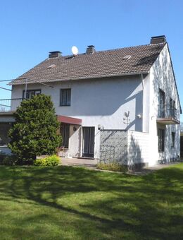 Großzügiges Einfamilienhaus mit 8 Zimmern und zusätzlicher Ausbaureserve auf großem Grundstück mit zwei Garagen in guter Wohnlage - Duisburg