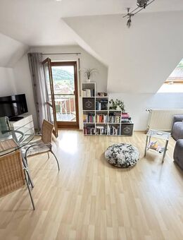 ATTRAKTIVE 2 ½-ZIMMER-DACHWOHNUNG MIT BALKON UND PKW-STELLPLATZ - Untermünkheim