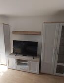 Wohnzimmerwand in Weiß/Eiche, komplett mit Vitrine und TV-Board in 74722