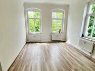 Stuck im Wohnzimmer, moderne Glasdusche sowie Wanne im Bad - Chemnitz