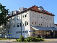 Ab Oktober 2025: Geräumige 2-Zimmer-Wohnung mit neuem Laminatboden "Dielenoptik" und Bad mit Dusche - Senftenberg