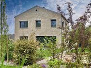Stilvolles Einfamilienhaus mit unverbaubarem Blick - moderne Architektur trifft auf energieeffizienten Wohnkomfort - Lehre
