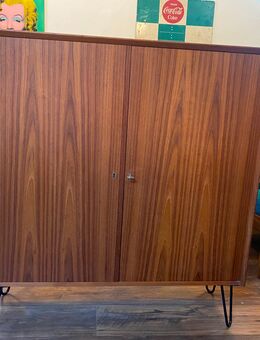 Mid Century Dänisch Teak Vintage Sideboard auf Pinlegs - Guntersblum