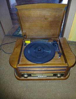 Altes Radio mit Plattenspieler - Endingen (Kaiserstuhl)