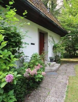 Retro trifft Ready-to-move: 60iger Jahre Villa mit neuem Innenleben und großem Garten in ruhiger Sackgasse - Ahrensburg