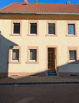 Ehemaliges Bauernhaus mit zwei Wohneinheiten, riesigem Grundstück, Scheune und Stallungen - Oberderdingen