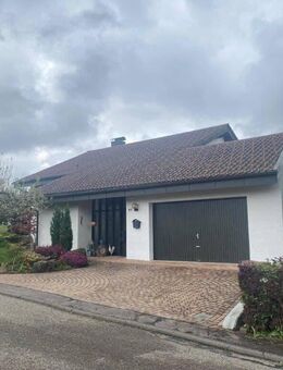 Einfamilienhaus mit großem Garten und Doppelgarage - Straubenhardt