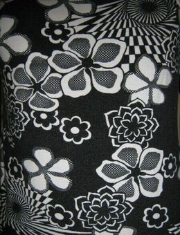 NEUw * VINTAGE * Hippie Look * Blumen * Blüten * Flower- Power * Carmen * Bodycon * T- Shirt "Laura" Gr. 40- 42/ M * schwarz * weiß * black and withe * - Riedlingen