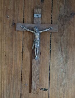 Holzkreus mit Metallkorpus einfaches Wandkreuz - Brunnen