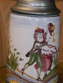 Großer Bierkrug mit Zinndeckel , Fayencekrug - limitierte Auflage , handgemalt , 1986 , Liebespaar , Höhe 21cm , K328 - Görlitz