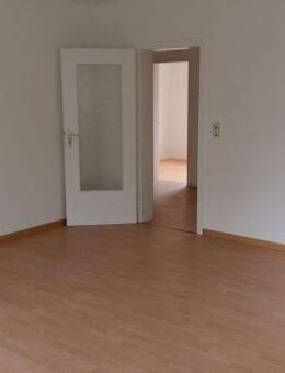 Zentral gelegene 3,5-Zimmer-Wohnung mit Wannenbad, Balkon, Aufzug, Stellplatz - Kaltenkirchen