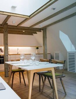 Traumhafte 3-Zimmer-Dachgeschosswohnung in historischer Burg Bachem mit Designermöbeln - Frechen