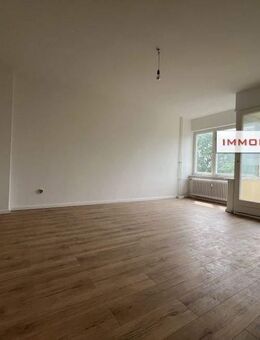 IMMOBERLIN.DE - Lichtdurchflutete sanierte Wohnung mit ruhiger Südloggia - Berlin
