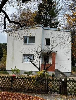 Grundstück mit 2 Familienhaus zur Entwicklung - Berlin