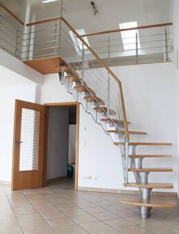 Fürth: Schöne 2 Zimmer-ETW mit Galerie, Balkon und 2 vollwertigen PKW-Stellplätzen - Fürth