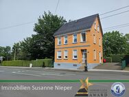 Gepflegtes und solides 2-Famlienhaus mit separaten Eingängen, drei Pkw-Stellplätzen und Garten - Solingen (Klingenstadt)