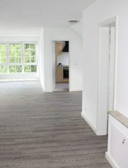 Top renovierte Dachgeschoss Wohnung mit großer Loggia und Balkon! - Bad Soden (Taunus)