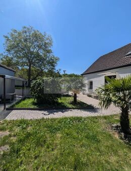Ideal für Selbstversorger! Zweifamilien- / Mehrgenerationenhaus mit 2600 m² Grundstück zu verkaufen. - Duisburg