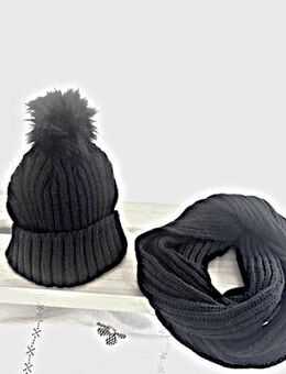 Wintermütze mit Bommel und Loop-Schal für Damen - Stuttgart