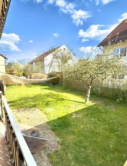 Frisch renovierte 3-Zimmer-Wohnung mit Balkon/Loggia, Gartenanteil und Stellplatz / Garage - Roth (Bayern)