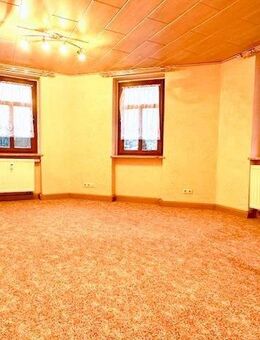 Modernes Tageslichtbad mit Dusche - Einbauküche - 3-Raum-Wohnung in Schlettau im Dachgeschoss! - Schlettau