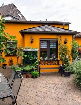 Bungalow im Hof für die Oma und Klinkerhaus für ihre Familie - Weilerswist