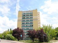 Merseburg-Süd: geräumige 3-Zimmer-Wohnung mit Weitblick, 4.Obergeschoss, Lift, 2 Balkone und Laminat - Merseburg