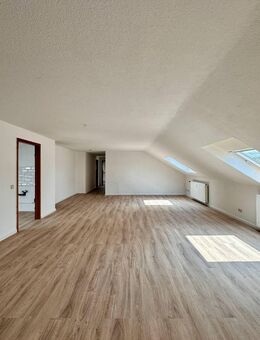 Haan Zentrum - Fußgängerzone! Großzügige Dachgeschosswohnung mit 2,5 Zimmern! - Haan