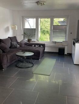 Attraktives 8-Zi-Zweifamilienhaus mit Sauna, großem Grundstück und Ferienwohnungen - Felsberg