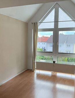 Zwei-Zimmer-Dachgeschosswohnung mit Weitblick und Westbalkon - Frankfurt (Main)