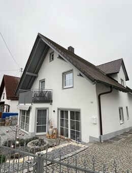 Freistehendes Einfamilienhaus im top Zustand, neue Küche, zwei Terrassen in ruhiger Siedlungslage! - Mainburg