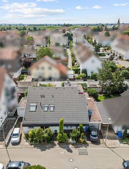 Zweifamilienhaus mit zwei Garagen und Garten in dem schönen Ort Ellerstadt bei Bad Dürkheim - Ellerstadt