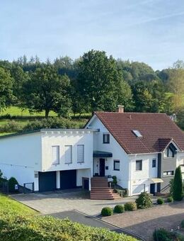 Fantastisch gelegenes Einfamilienhaus mit erweitertem Garagengebäude und PV-Anlage - Bad Brückenau