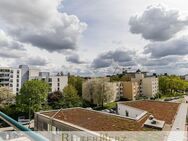 Frisch renoviert mit 2 Balkonen, Lift, TG-Einzelstellplatz, Weitblick und sogar U-Bahn um die Ecke! - München
