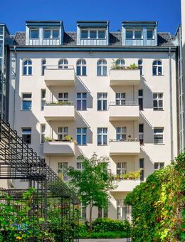 Familien-Domizil: Elegante Altbauwohnung mit Stuck, modernem Badezimmer und Balkon - Berlin