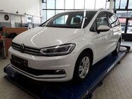 VW Touran, 1.5 TSI MOVE IQ Light Dig, Jahr 2023 - Lehrte