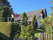 Vielseitig: Zwei-Familienhaus mit Garten, Garage und Stellplatz in ruhiger Anliegerstraße - Idstein