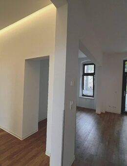Komfortabel wohnen in Stadtfeld West: Barrierearme 2-Zimmer-Wohnung mit Balkon, EBK und Stellplatz - Magdeburg