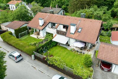 AIGNER - Naturnah in Buchenhain: Benachbarte Doppelhaushälften mit sonnigem Südgarten