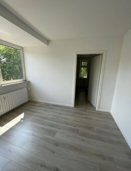 Sehr schöne sanierte 3 Zimmer DG Wohnung in Duisburg zu vermieten - Duisburg