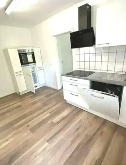 2,5-Zimmer-Wohnung im Erdgeschoss / Einbauküche / Dusche / kein Balkon / Kellerraum und Abstellraum / Gartenanteil - Konz