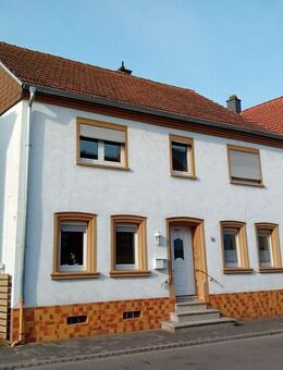 Mackenbach: Großzügiges Einfamilienhaus mit weitläufigem Grundstück und Garage in zentraler Lage - Mackenbach