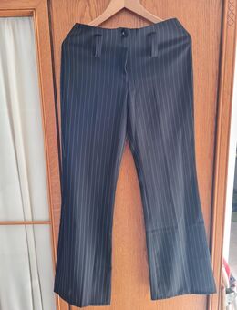 Elegante Stoffhose in Schwarz mit weißen Nadelstreifen - Gründau