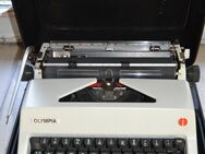 Mechanische Schreibmaschine Olympia Monica 70er Jahre mit Reisekoffer - Feldafing
