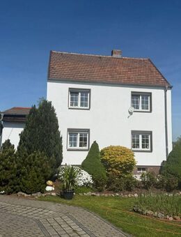 Charmantes Einfamilienhaus mit großem Grundstück, Pool & vielfältigen Nebengebäuden in Neusörnewitz - Coswig